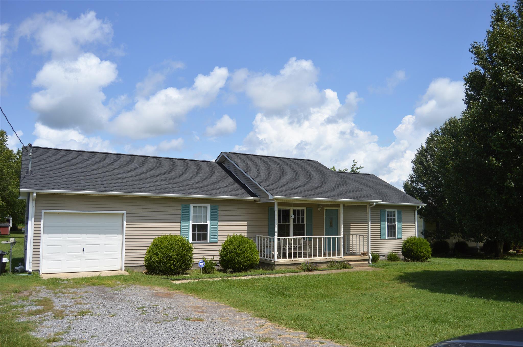 1529 Longview Road Unionville, TN 37180 - Photo 2 of 21 front view of a house and a yard