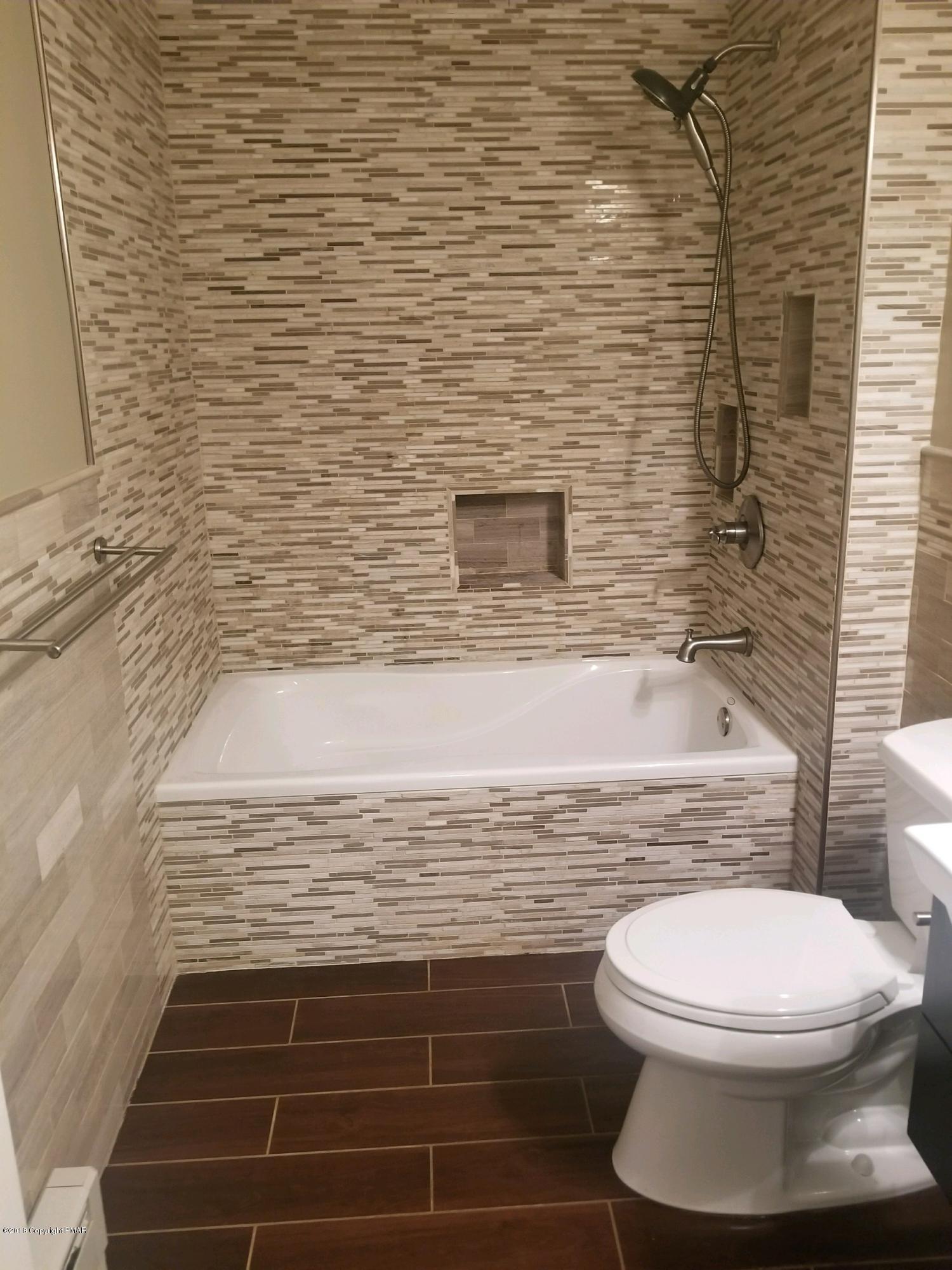 125 Lidio Road Blakeslee, PA 18610 - Photo 17 of 28 main bath
