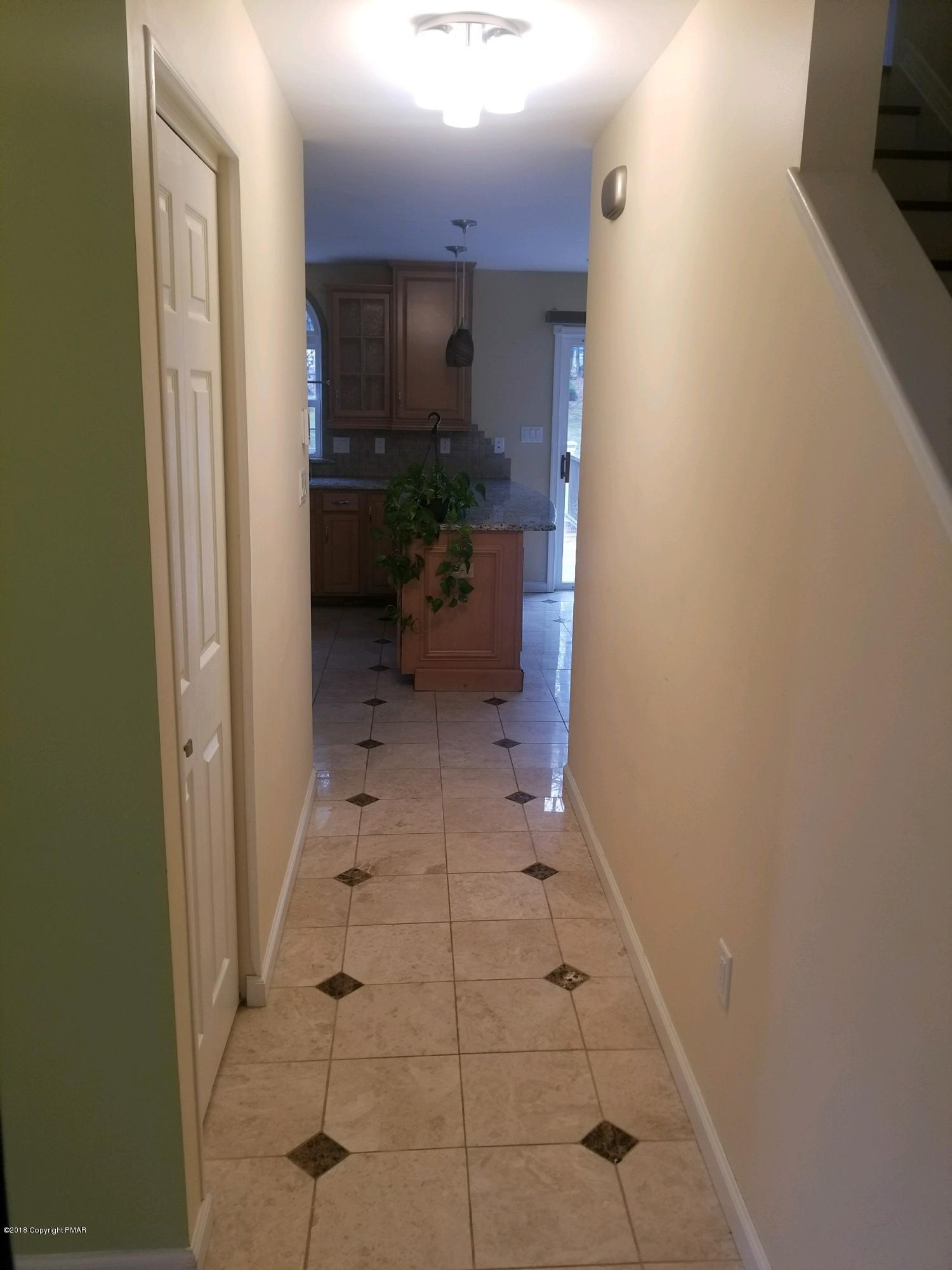 125 Lidio Road Blakeslee, PA 18610 - Photo 3 of 28 Shov hallway