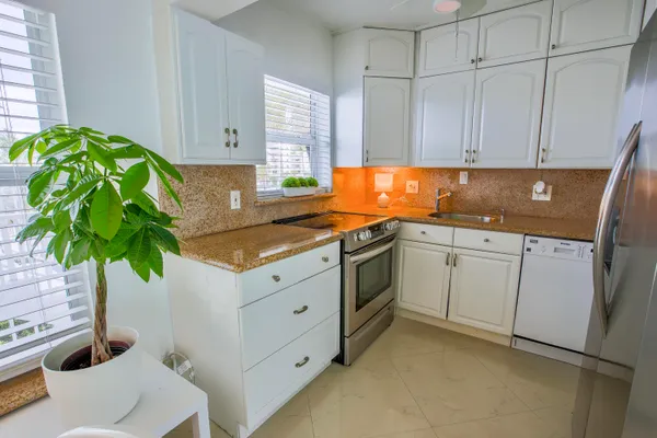 $299,000 | 1043 Hillsboro Mile, Unit 18C, Hillsboro Beach, FL 33064