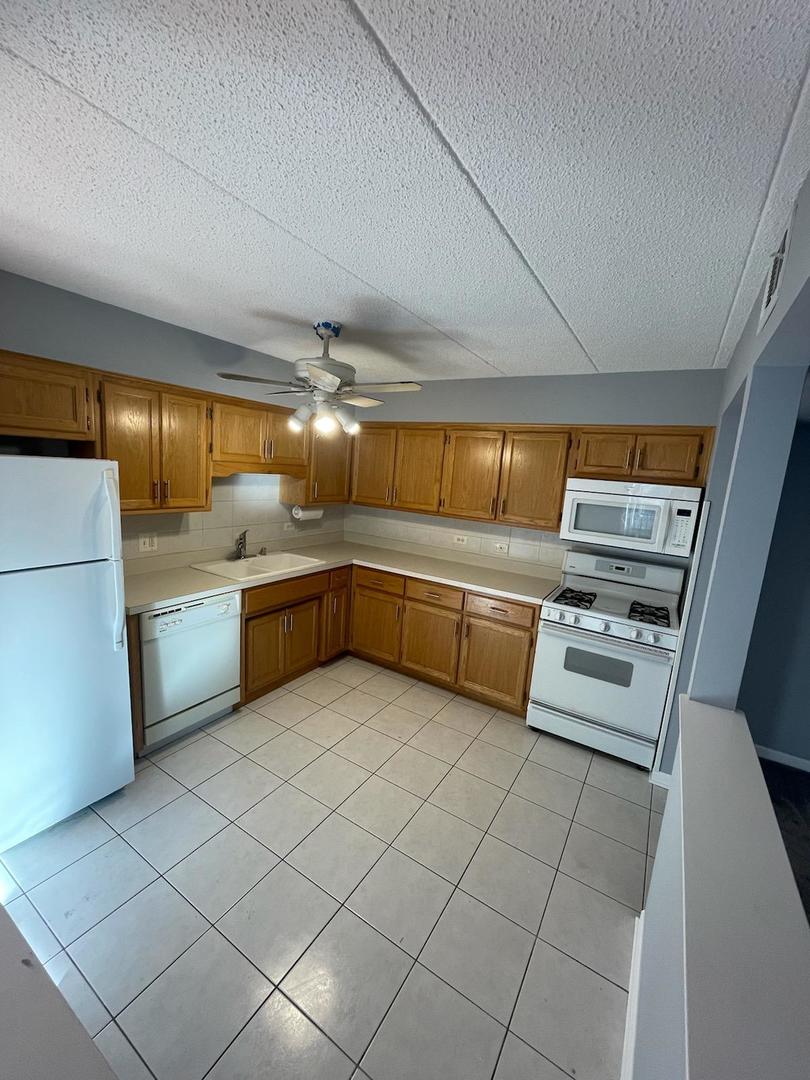6248 South Gullikson Road, Unit 2D Chicago, IL 60638 - Photo 8 of 16
