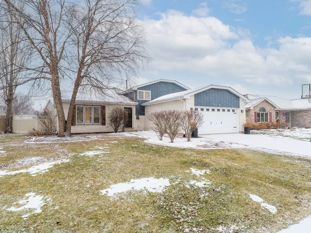 $350,000 | 515 Edgewater Drive, Minooka, IL 60447