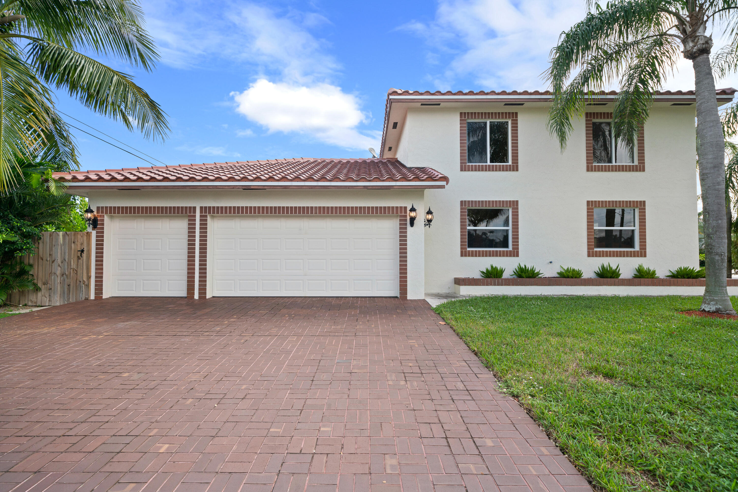 18 Duke Drive Lake Worth, FL 33460 - Photo 4 of 29 a front view of house with yard