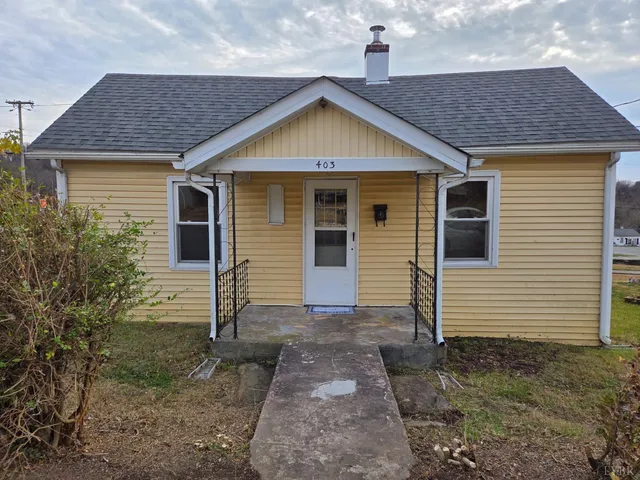 a view of a house with backyard
