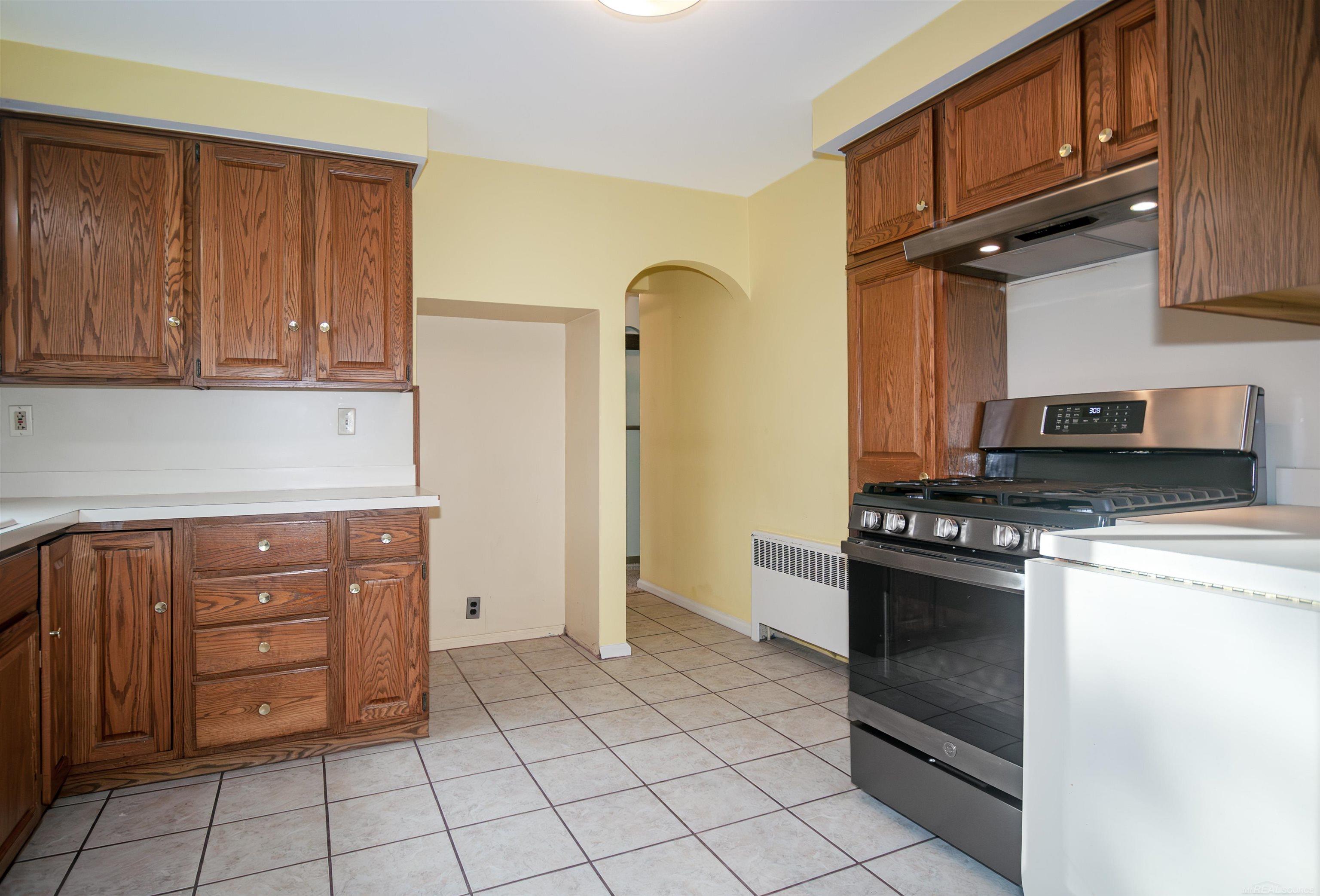 2039 Hampton Road Grosse Pointe Woods, MI 48236 - Photo 8 of 31