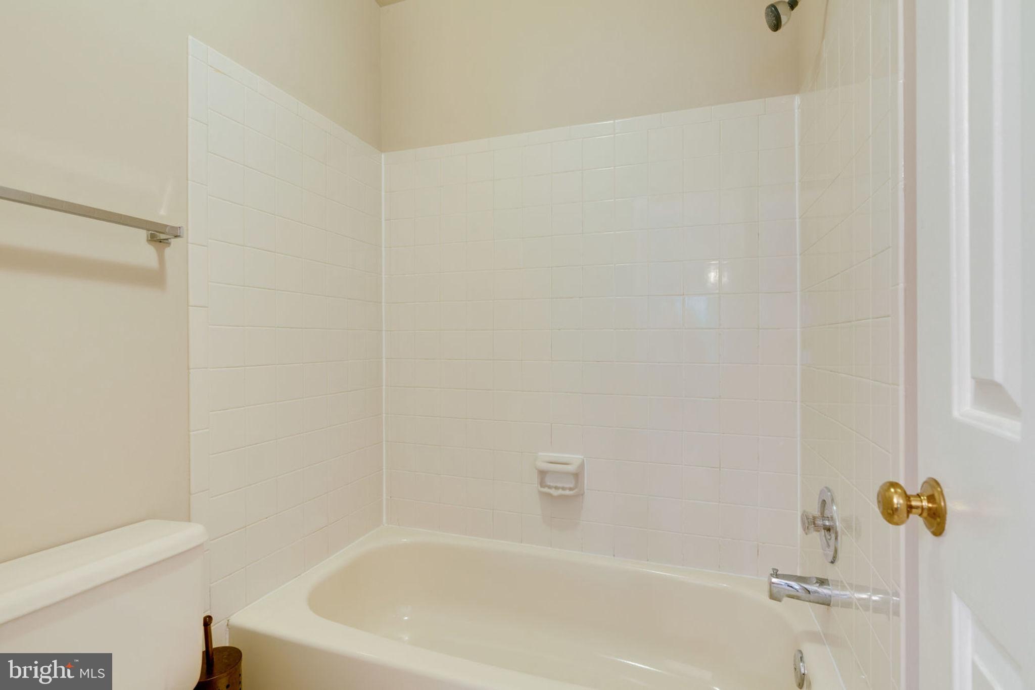 8130 Cliffview Avenue Springfield, VA 22153 - Photo 27 of 50 Main level master bath