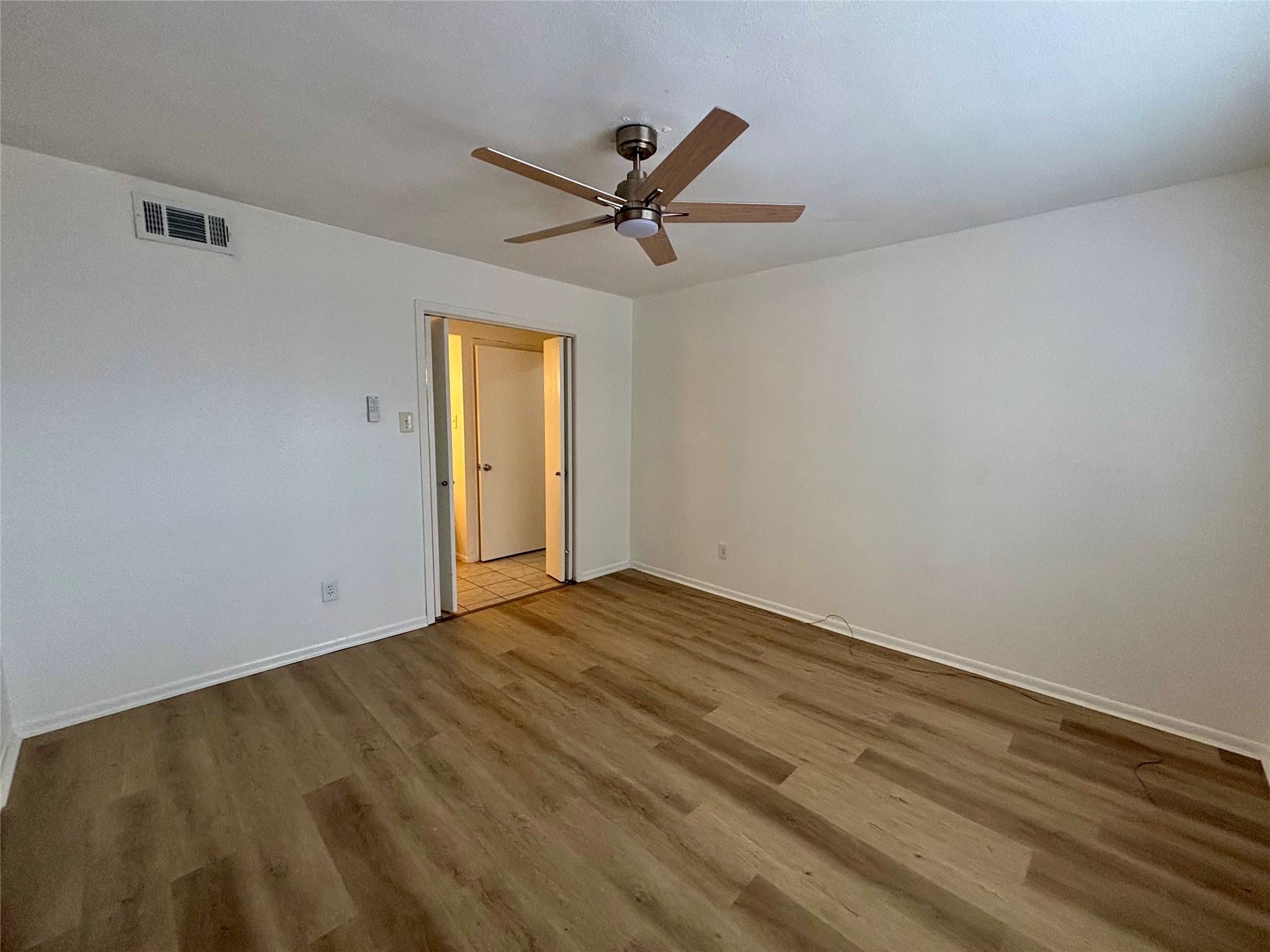 2800 Jeanetta Street, Unit 2008 Houston, TX 77063 - Photo 13 of 22 a view of empty room with wooden floor and ceiling fan