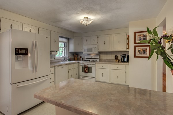 44 Heritage Road Billerica, MA 01821 - Photo 8 of 19