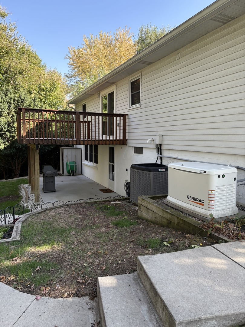 5209 12th Avenue Moline, IL 61265 - Photo 3 of 33 a front view of a house with garden