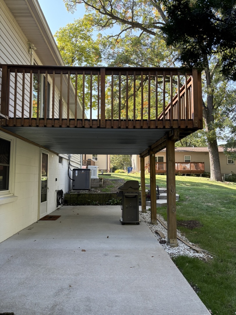 5209 12th Avenue Moline, IL 61265 - Photo 4 of 33 a view of porch with a bench