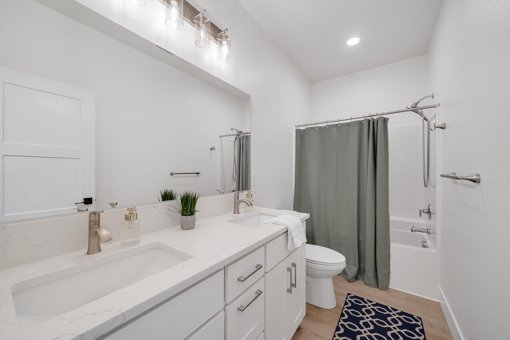 4515 Moondancer Lane Tillamook, OR 97141 - Photo 14 of 25 Bathroom