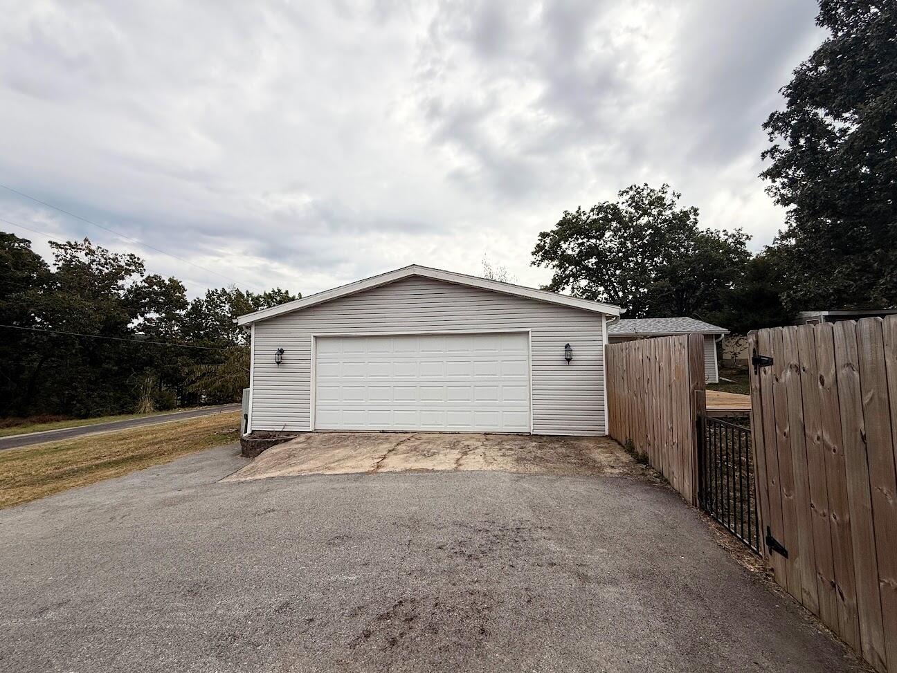 1789 Tate Road Ridgedale, MO 65739 - Photo 3 of 26 Side Garage