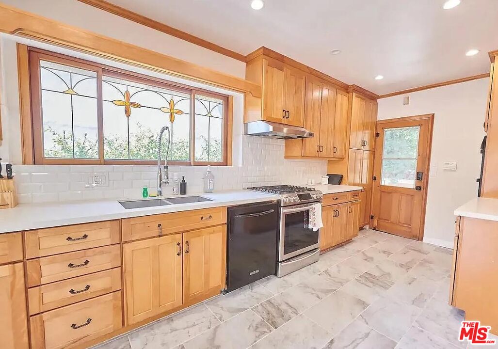 1522 Pandora Avenue Los Angeles, CA 90024 - Photo 5 of 19