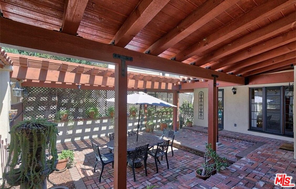 1522 Pandora Avenue Los Angeles, CA 90024 - Photo 10 of 19