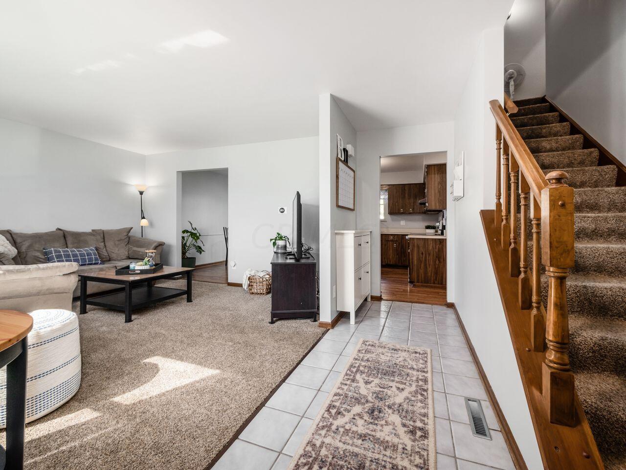 5861 Ravine View Court Columbus, OH 43231 - Photo 5 of 42 EntryEntry