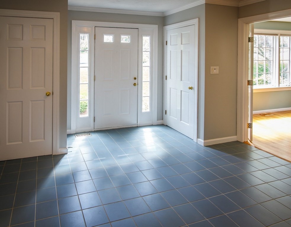 46 Wayside Road Westborough, MA 01581 - Photo 4 of 33 Gallery Image 4