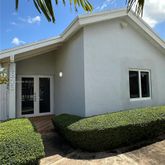 a view of a backyard