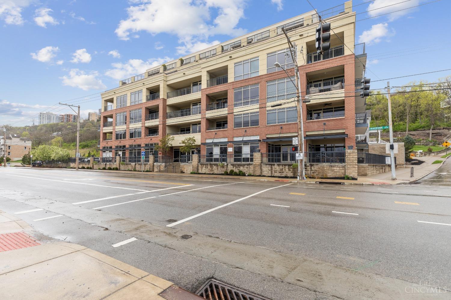 2260 Riverside Drive, Unit 205 Cincinnati, OH 45202 - Photo 2 of 37 Minutes to Downtown, Hyde Park, East Walnut Hills, O'bryanville and positioned in the Historic East End neighborhood, this property is close proximity to parks, recreational boating, bike trails, bars, restaurants and entertainment...