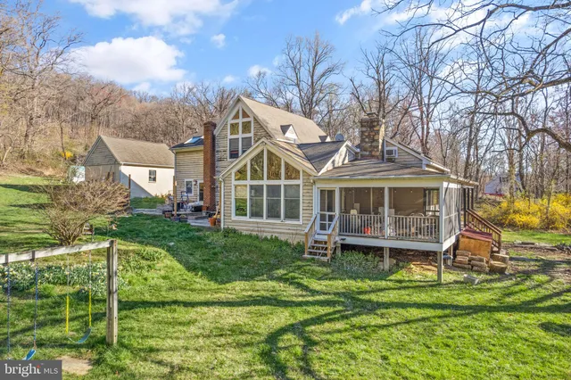 a view of a house with a backyard
