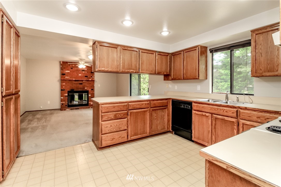 2228 Northeast 12th Street Renton, WA 98056 - Photo 4 of 29