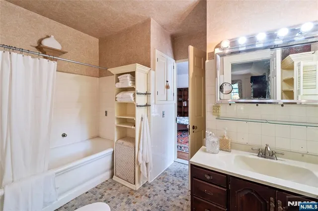 a view of a back yard