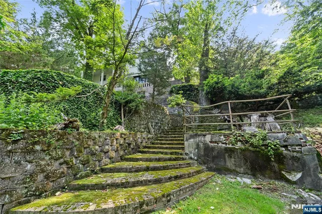 $3,495,000 | 9 East Saddle River Road, Saddle River, NJ 07458