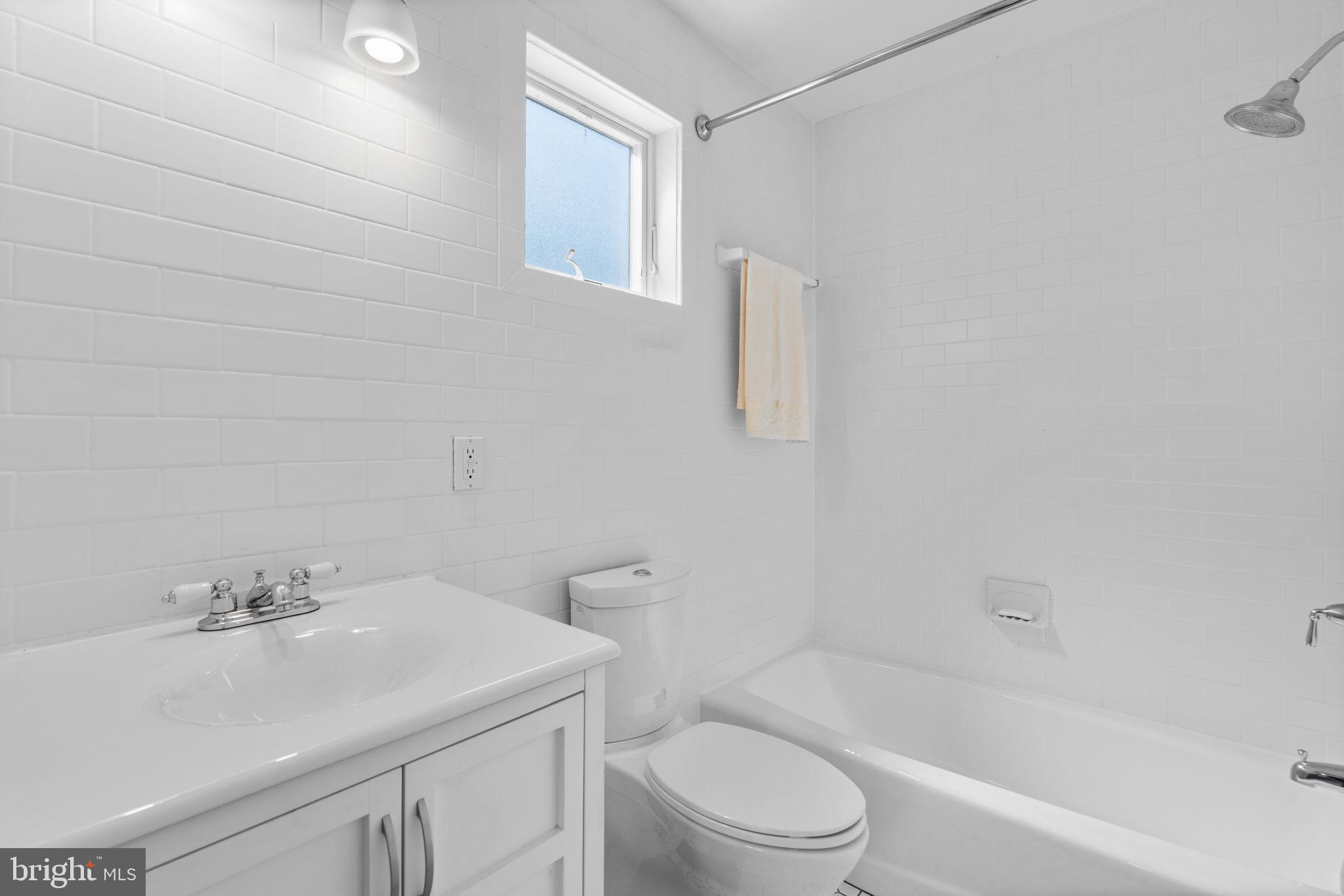 370 Magothy Road Severna Park, MD 21146 - Photo 32 of 64 a bathroom with a sink toilet and bathtub