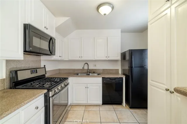 $2,900 | 17045 Roscoe, Unit 14, Northridge, CA 91325