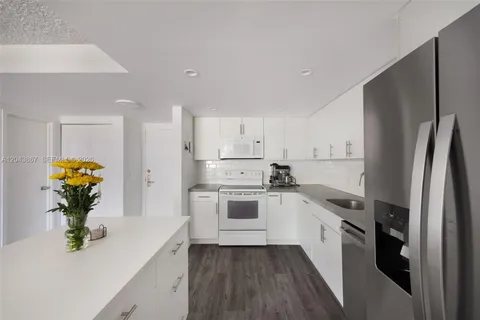 $2,500 | 150 Southeast 25th Road, Unit 2J, Miami, FL 33129