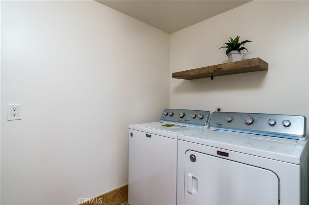 37219 Quarter Valley Road Temecula, CA 92592 - Photo 28 of 51 a utility room with dryer and washer