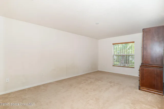 a view of empty room with window