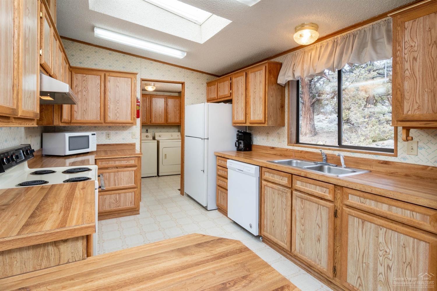 2405 Calaroga Road Redmond, OR 97756 - Photo 5 of 24 Gallery Image 5