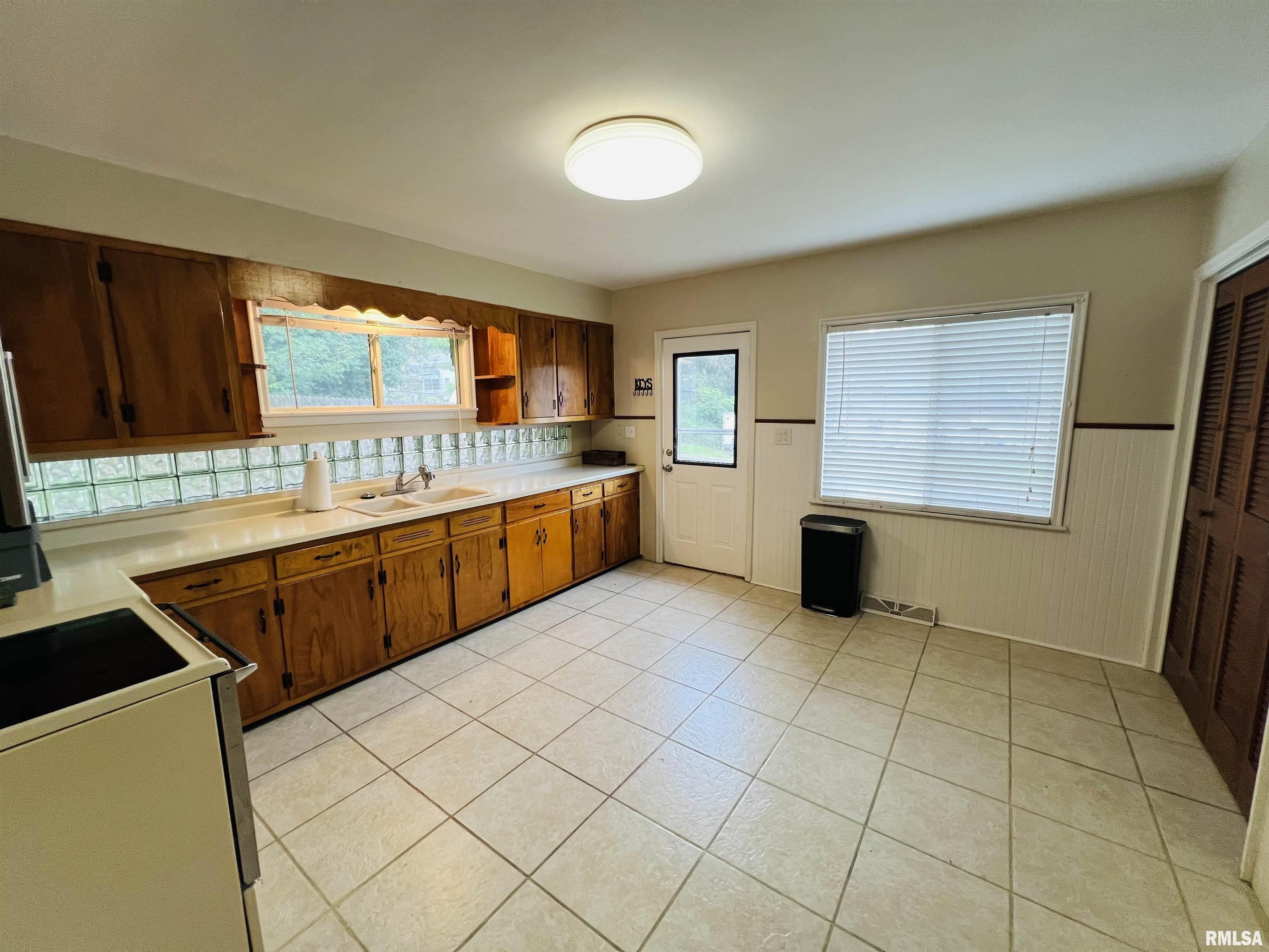 385 3rd Street Omaha, IL 62871 - Photo 13 of 26