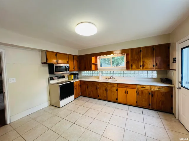 $145,000 | 385 3rd Street, Omaha, IL 62871