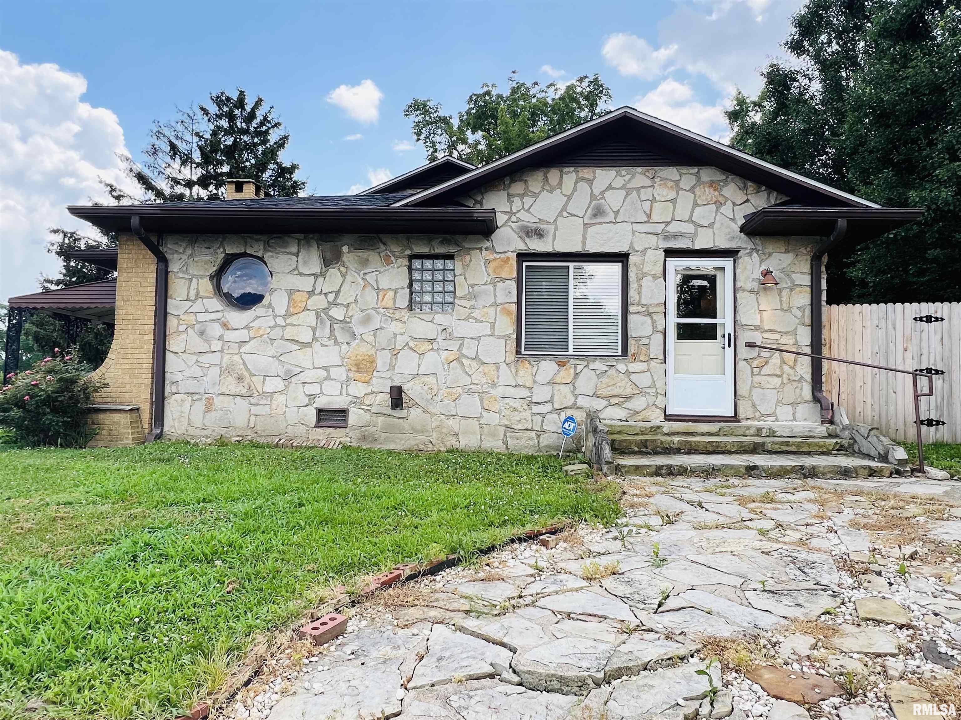 385 3rd Street Omaha, IL 62871 - Photo 4 of 26