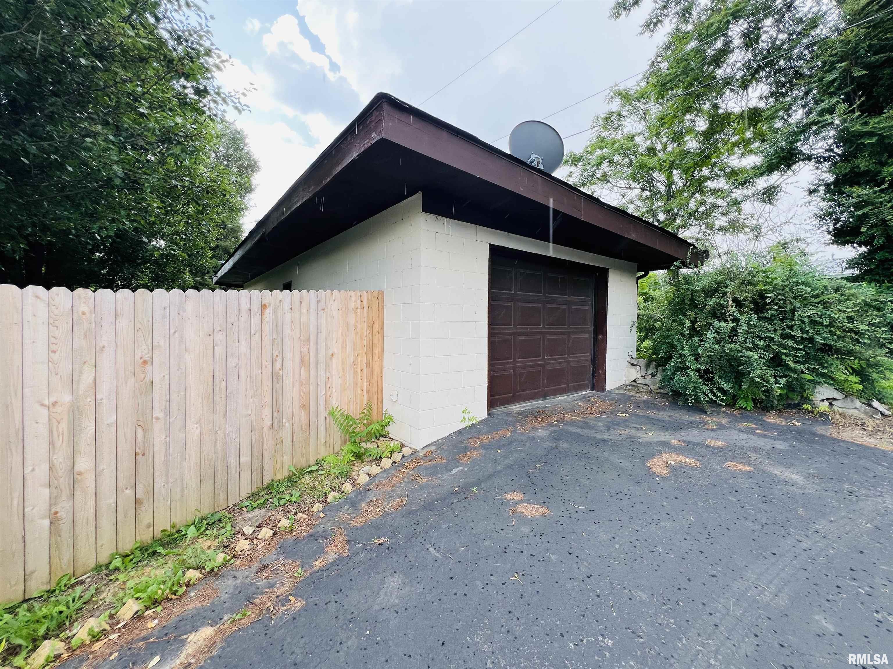 385 3rd Street Omaha, IL 62871 - Photo 6 of 26