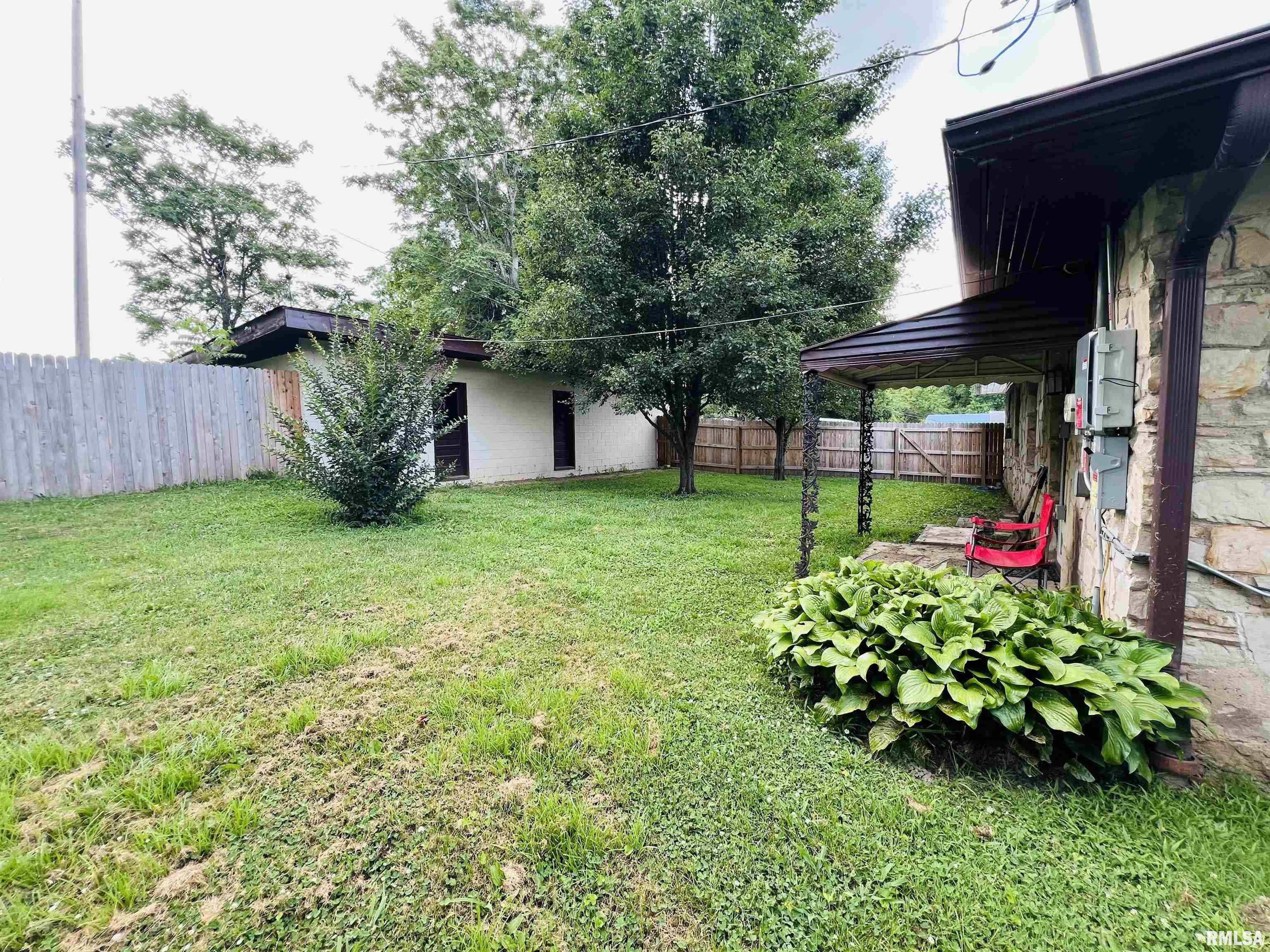 385 3rd Street Omaha, IL 62871 - Photo 9 of 26