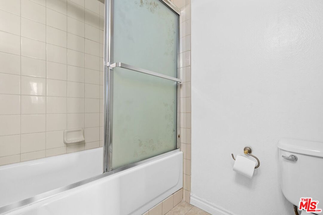 10535 Wilshire Boulevard, Unit 801 Los Angeles, CA 90024 - Photo 26 of 53 a bathroom with a bathtub