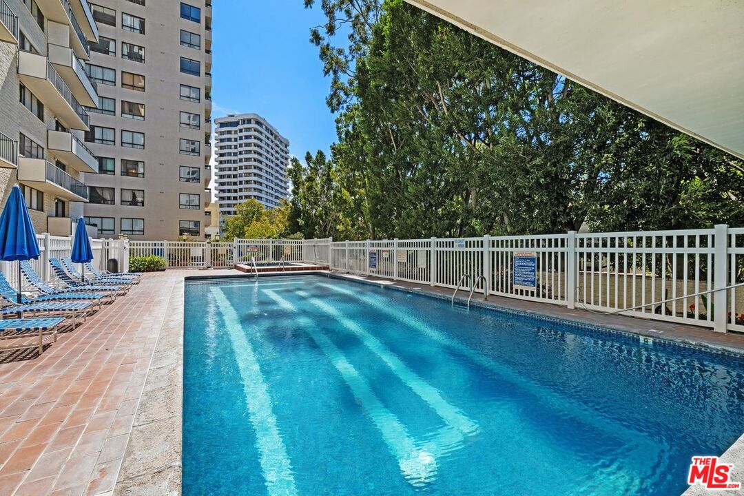 10535 Wilshire Boulevard, Unit 801 Los Angeles, CA 90024 - Photo 31 of 53 a view of balcony with yard