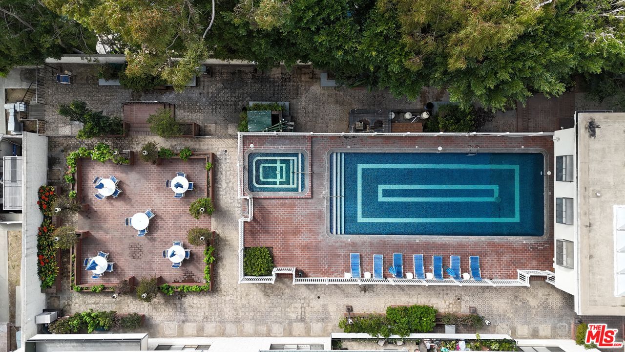 10535 Wilshire Boulevard, Unit 801 Los Angeles, CA 90024 - Photo 34 of 53 a front view of a house with a yard