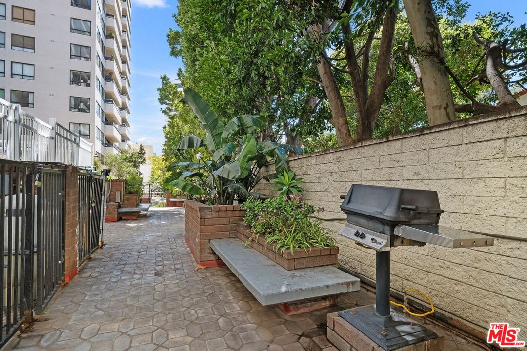 10535 Wilshire Boulevard, Unit 801 Los Angeles, CA 90024 - Photo 39 of 53 a front view of a house with street