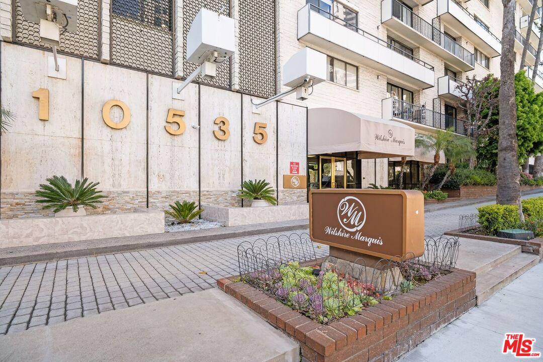 10535 Wilshire Boulevard, Unit 801 Los Angeles, CA 90024 - Photo 53 of 53 a sign that is on the side of a street