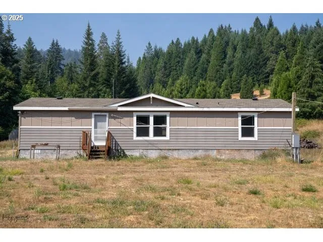 a view of a house with backyard