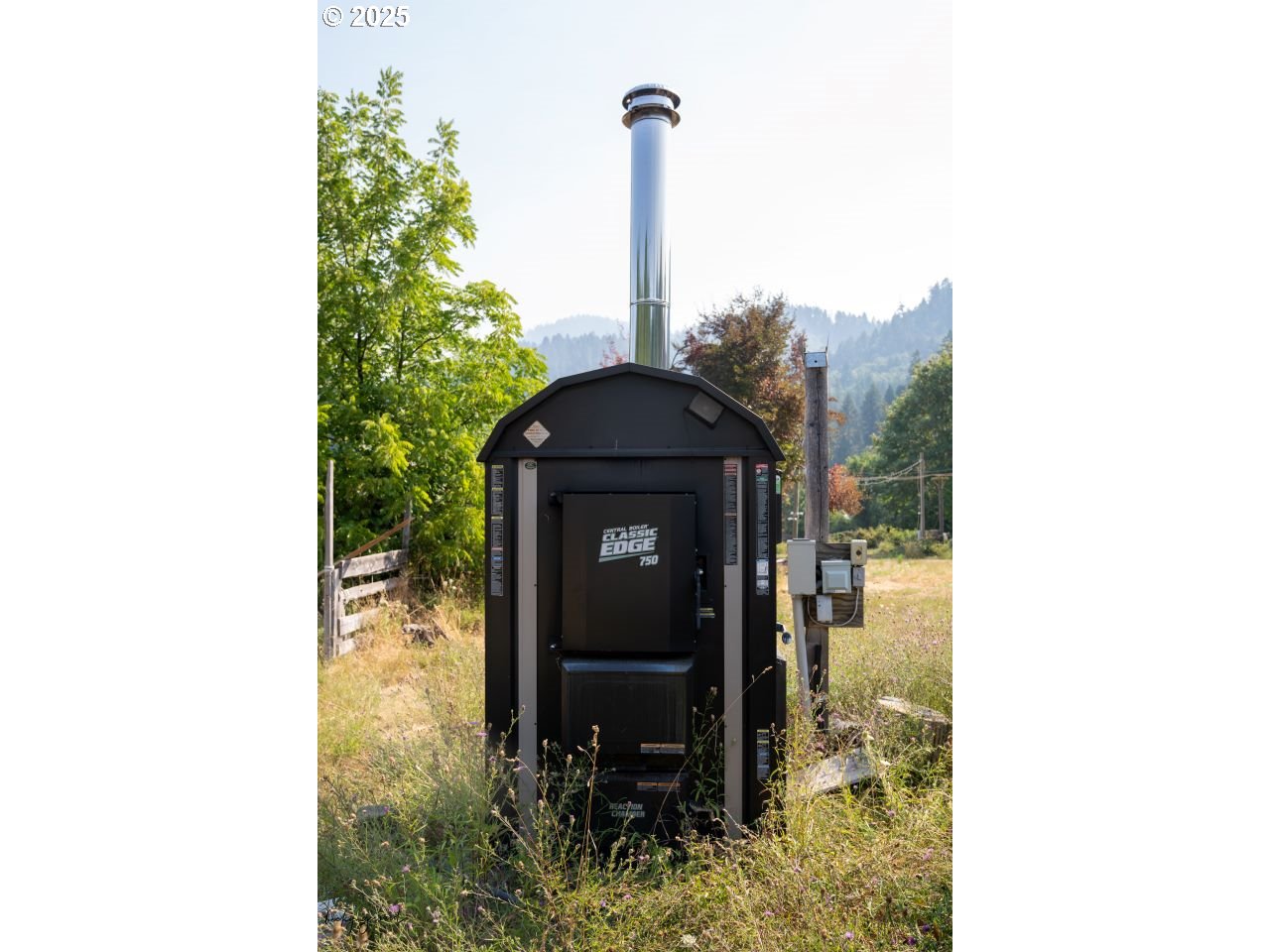 911 Tunnel Road Glendale, OR 97442 - Photo 5 of 29 a front view of a house with garden