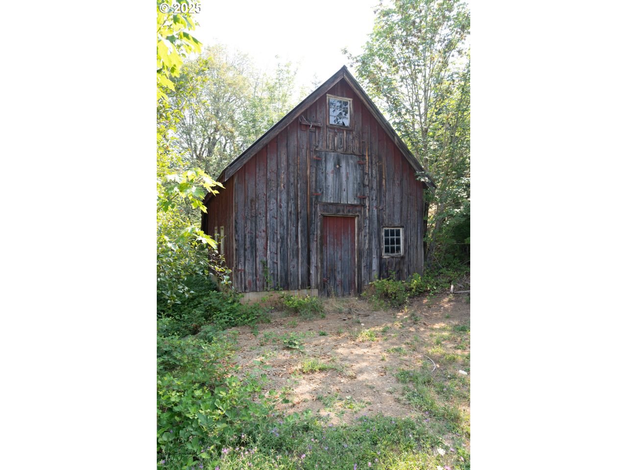 911 Tunnel Road Glendale, OR 97442 - Photo 8 of 29 a view of a small house with a small yard