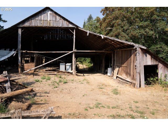 911 Tunnel Road Glendale, OR 97442 - Photo 9 of 29 a view of a house with wooden fence