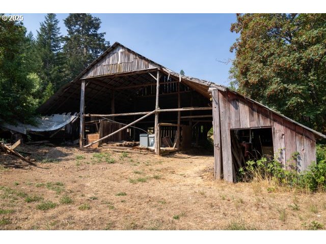 911 Tunnel Road Glendale, OR 97442 - Photo 10 of 29 a view of house with backyard and trees