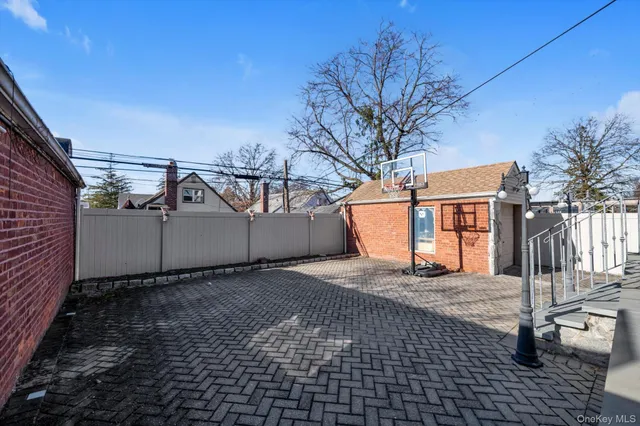 a view of a backyard