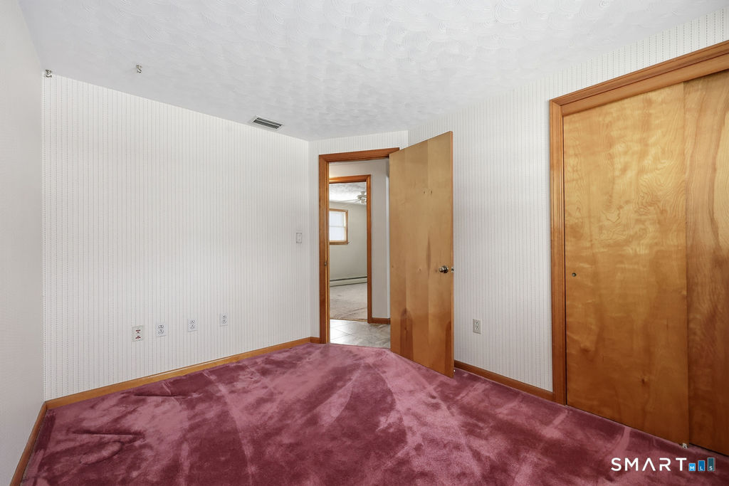 24 Iroquois Road Enfield, CT 06082 - Photo 12 of 38