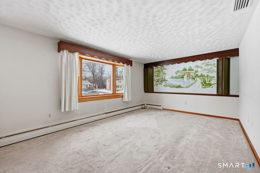 24 Iroquois Road Enfield, CT 06082 - Photo 13 of 38